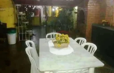 Sobrado com 03 suítes, 04 vagas, e edícula com 02 suítes.