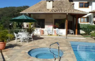 Casa em condomínio fechado com 3 suítes e piscina nas roseiras em mairiporã