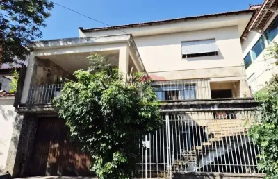 Sobrado próximo a água fria, com 3 quartos sendo 1 suíte e 4 vagas
