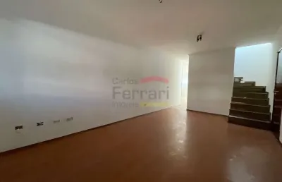 Sobrado com 2 suítes, churrasqueira, quintal e 5 vagas de garagem!