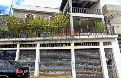 Sobrado amplo e bem localizado para alugar - 4 dormitórios, 2 suítes, terraço e 3 vagas cobertas!