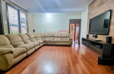 Oportunidade imperdível: sobrado com 3 quartos, 3 vagas, churrasqueira e com salão comercial à venda
