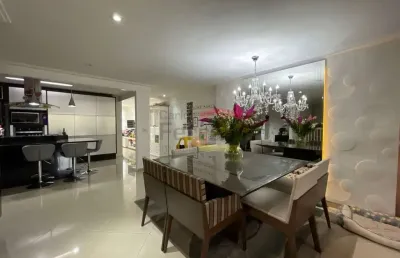 Casa em condomínio no horto florestal, com 450m², 4 suítes e 4 vagas de garagem coberta.