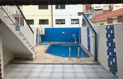 Sobrado em rua sem saída, 3 dormitórios, sacada, quintal com piscina, churrasqueira e 5 vagas.