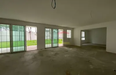 Condomínio alto padrão com  mais de 17.000 m² de terreno, região bem arborizados.