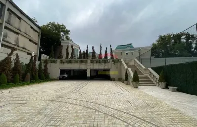 Condomínio alto padrão com  mais de 17.000 m² de terreno, região bem arborizados.