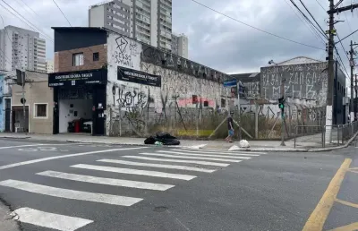 Terreno comercial com 360m², excelente localização e em via de grande fluxo de veículos.