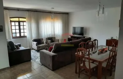 Sobrado com 3 suítes, quintal, churrasqueira, 8 vagas de garagem