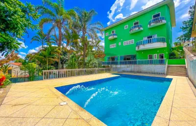 Casa de alto padrão no tremembé sendo 8 suites 8 vagas, piscina, churrasqueira e salão de festas.