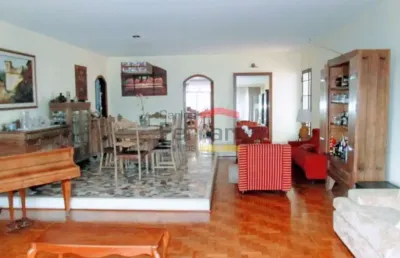 Excelente casa, area arborizada, 4 quartos(1 suíte), 3 salas,churrasq.,piscina e garagem 15 carros.