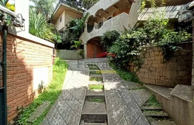Locação alto padrão - casa assobradada imponente no pé da serra | 446m² de sofisticação!