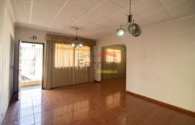 Casa térrea no jardim tremembé com 3 dormitórios, quintal, garagem coberta com 2 vagas e portão aut.