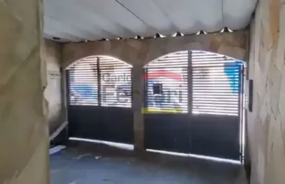 Casa térrea com 3 dormitórios, 2 vagas de garagem, entrada lateral e churrasqueira