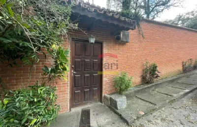 Tremembé, casa assobrada de 590m² à venda em rua muito tranquila.