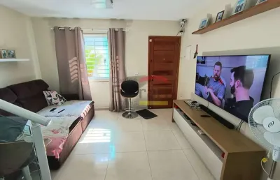 Sobrado com condomínio fechado com 2 suítes, 1 vaga de garagem