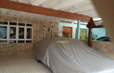 Sobrado, 247 metros, 4 dormitórios, 3 vagas de garagem, piscina, próximo metrô parada inglesa.