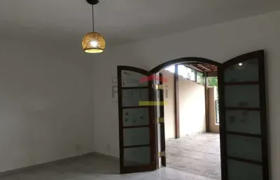 Sobrado no jardim brasil com 4 dormitórios no total, possui edícula, quintal, terraço e 2 vagas