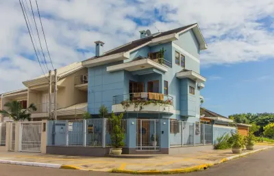 Sobrado com 3 quartos e 4 banheiros à venda no centro de canoas.