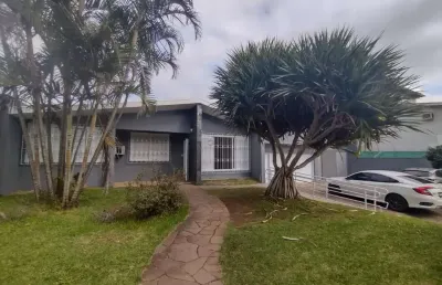 Casa ampla com pátio excelente para residência ou comércio.