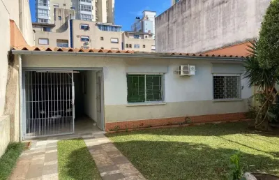 Casa comercial no centro com amplo pátio! oportunidade
