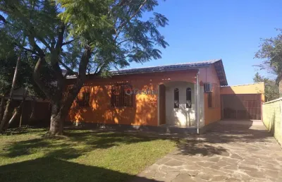 Casa residencial e loja comercial na frente, separadas por um amplo terreno.