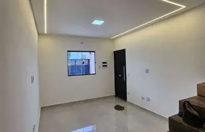200 metros da praia - sobrado triplex no balneário maracanã em praia grande, novo com 3 suítes.