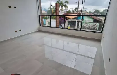 Em fase de acabamento - sobrado triplex novo - 4 quadras da praia - ótimo local - 3 dormitórios e área gourmet - r$550.000.