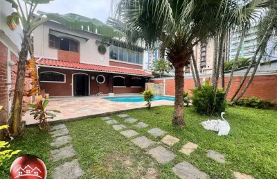 Sobrado ao lado da praia - localização boa - com piscina e área livre -