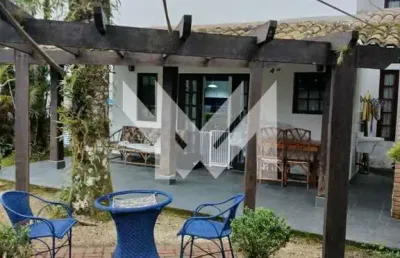 Sobrado com 75 m² à venda em condomínio na praia de boiçucanga