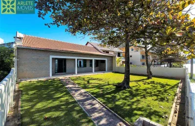Casa com 3 quartos para alugar na Avenida Senador Atílio Fontana, 1168, Balneário Perequê, Porto Belo