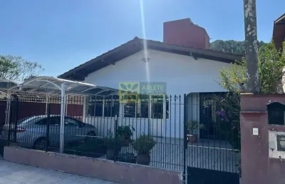 Casa com 3 quartos para alugar na Rua Jacob Pereira Cruz, 25, Centro, Porto Belo