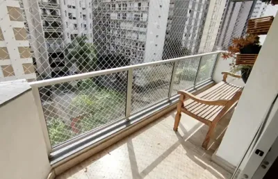 Apartamento amplo mobiliado, com varanda e vagas demarcadas - pronto para uso.