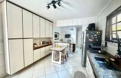Sobrado reformado com cozinha planejada e quintal no parque das árvores