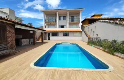 Linda casa em condomínio fechado, semi mobiliada, pronta para morar.