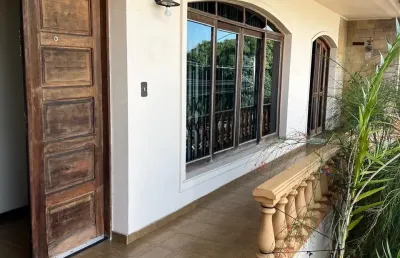 Localização perfeita p sua empresa, clínica ou lar. quintal lindo e edícula com churrasqueira, banheiro e quarto.