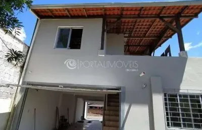 Casa ampla com suíte e churrasqueira em meia praia: ideal para morar ou investir