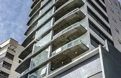 Apartamento exclusivo em meia praia: 3 suítes e terraço a apenas 250m do mar