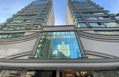 Luxo e conforto a 300m da praia: apartamento mobiliado com 2 suítes à venda em meia praia