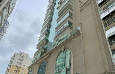 Apartamento mobiliado com 3 suítes, 3 vagas e lazer completo a 390m do mar em meia praia