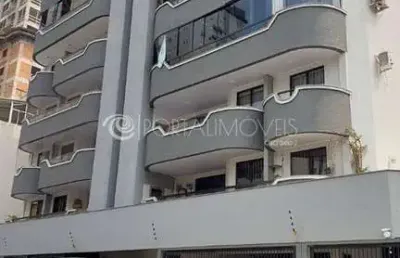 Conforto e praticidade em meia praia: 3 dormitórios, sacada com churrasqueira e 1 vaga de garagem