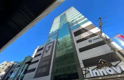 Elegância e conforto na meia-praia: apartamento de luxo com 3 suítes e vista privilegiada