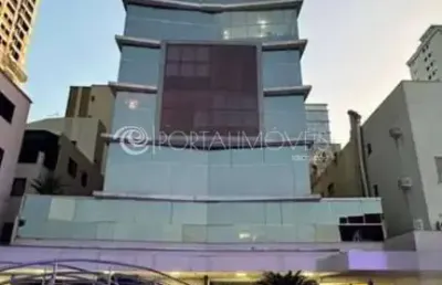 Ocean tower frente mar: 4 suítes, 3 vagas e área de lazer completa por r$ 6 milhões
