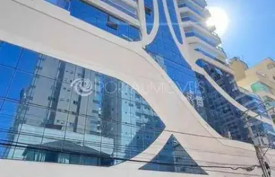 Apartamento de alto padrão com 4 suítes e 970m² de lazer a 350m do mar