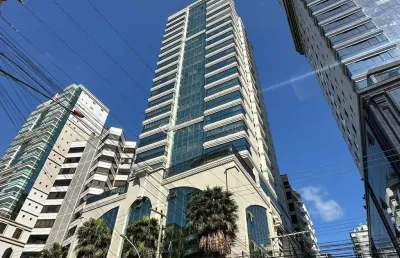Luxo e exclusividade em meia praia – 4 suítes finamente mobiliadas com 3 vagas