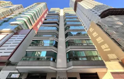 Amplo apto com 3 dorms e sacada com churrasqueira – 130m² a 300m do mar em meia praia