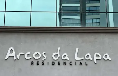 Sala comercial em meia praia com 1 vaga – entrada facilitada e estuda permuta!