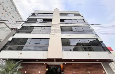 Apartamento com 2 dormitórios e sacada com churrasqueira em meia praia