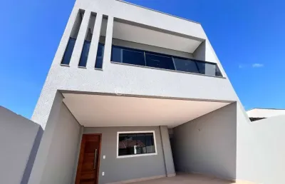 Sobrado novo com 3 dormitórios e 2 vagas – suíte com sacada em morretes, itapema