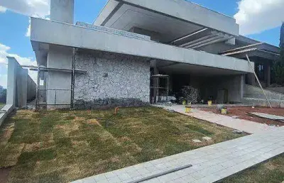 Casa à venda no golden park com 4 suítes e 3 vagas de garagem / próximo ao palestra esporte clube