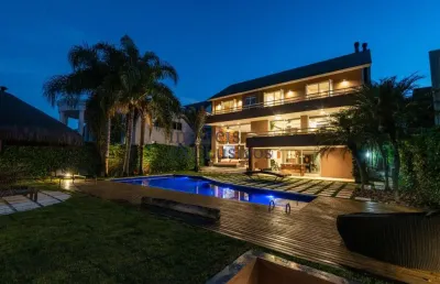 Casa em condomínio fechado com 4 quartos para alugar na rua professor dario garcia, 230, vista alegre, curitiba por r$ 30.000